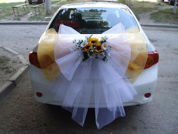 Ленты на свадьбу для машин в украшениях, сделанных своими руками