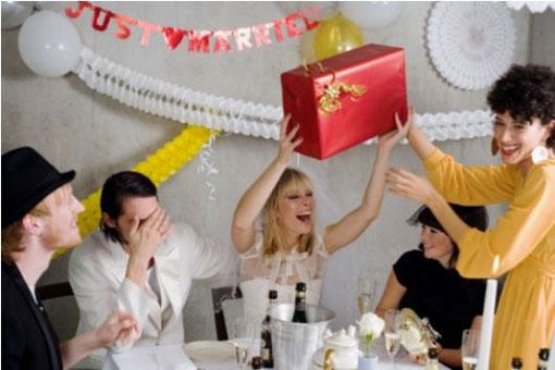 30 шуточных поздравлений на день рождения с вручением прикольных подарков