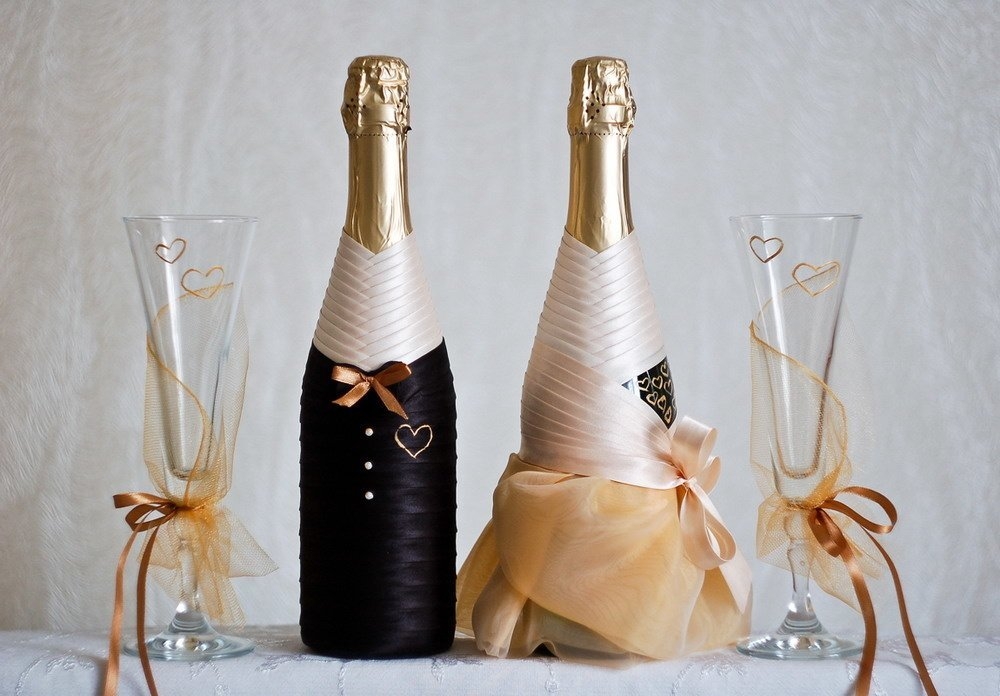 Белое украшение на свадебное шампанское