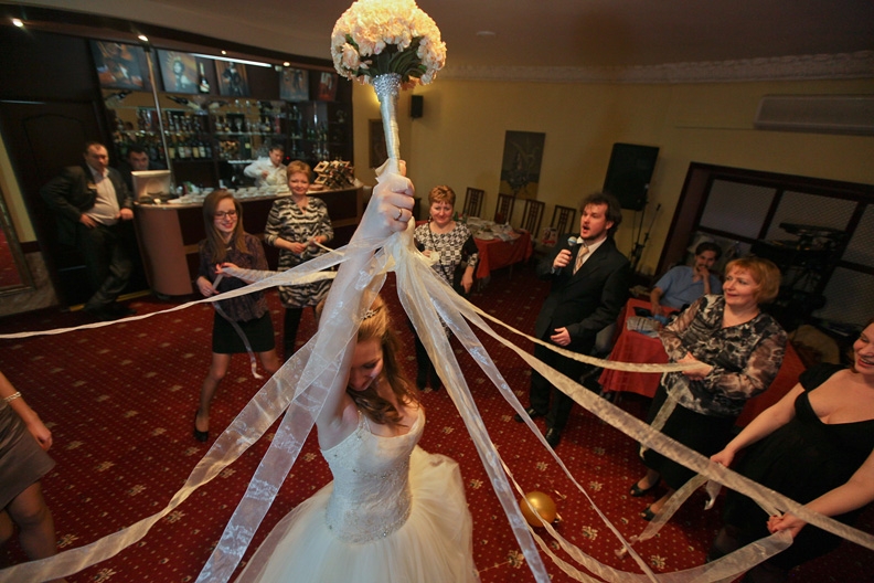 Свадебные традиции: невеста бросает букет
